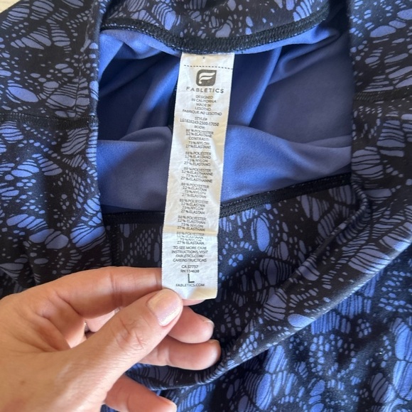 Fabletics PowerHold High Waisted 7/8 Legging Sabine
Blue Print Size Large - Picture 7 of 10